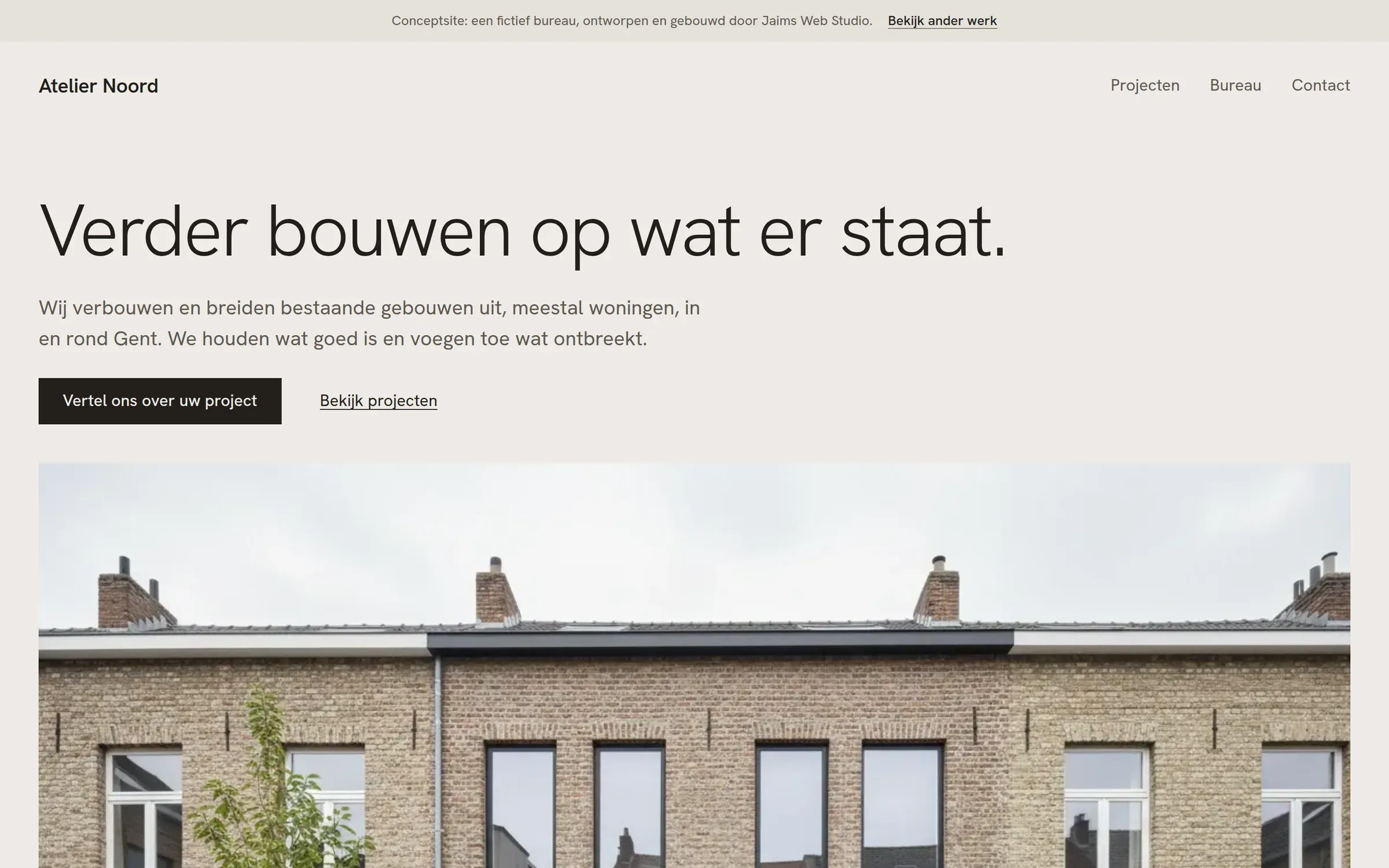 De startpagina van Atelier Noord op een breed scherm: een grote titel op een lichte steenkleur, met daaronder een foto van een verbouwde gevel.