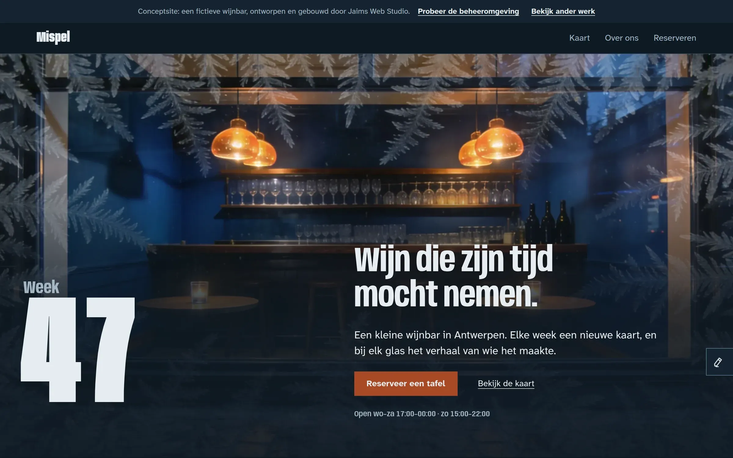 De startpagina van Mispel op een breed scherm: een donkerblauwe bar met hanglampen en het weeknummer in grote cijfers.